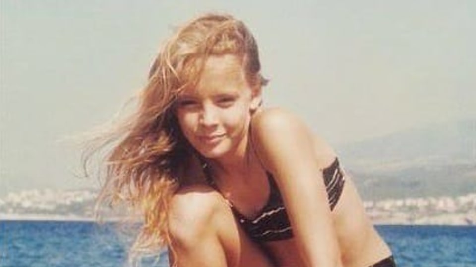 Poznali byste ji s blond a dlouhými vlasy?